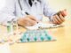 Comment les pharmaciens peuvent-ils développer leurs compétences en officine, en milieu hospitalier ou en industrie pharmaceutique ?